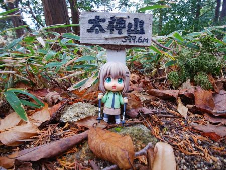 ショボイ山頂看板だけど、ここでも雪村あおいちゃんを撮影しておいた