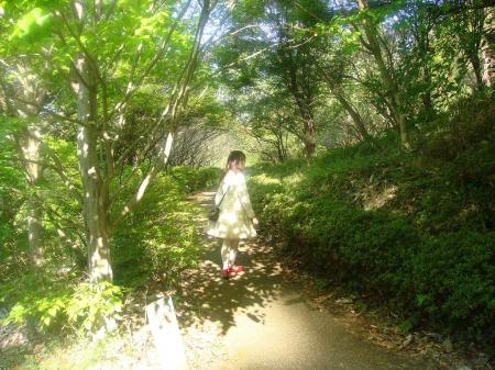 森林の中を歩くS嬢