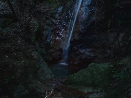 布曳滝。タツガ岩はこの布曳滝の上