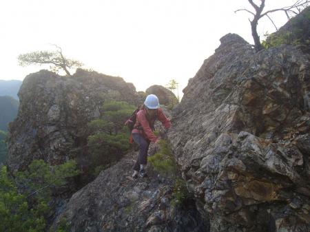 トラバースはホールドできるポイントがあるので別に難しくないが、高度感はありあり