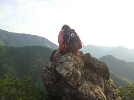 岩の穂先で座るS嬢。こういうのは怖くないらしい