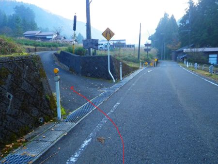 ここの道を左へあがっていく。道標など何もないので注意