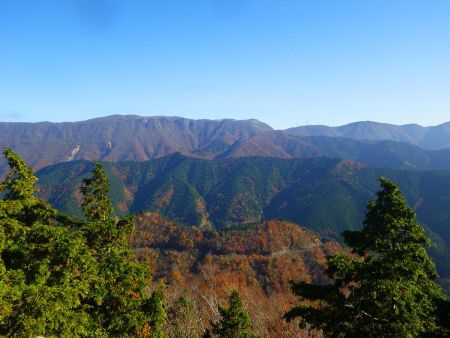 少し剥げた山は御池岳らしい。剥げた部分はボタンブチとかあの付近の高原地帯が見えてるのかな！？
