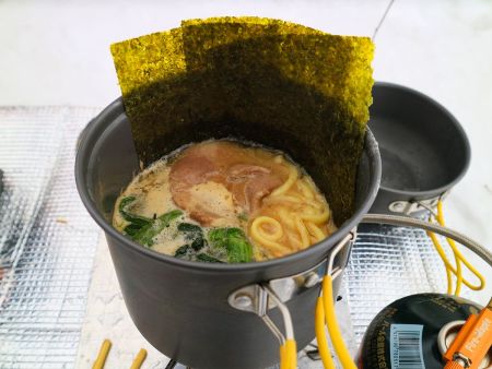 家系ラーメン完成。スープは濃厚でこってり。麺は中太麺で家系ラーメンだね。めちゃくちゃ美味かった