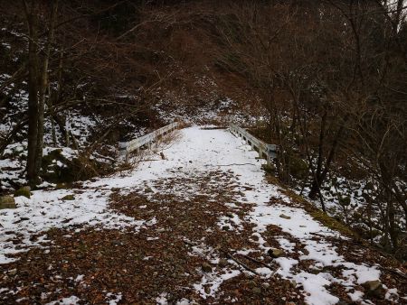 金引橋まで下りてきた。橋を渡ってアイゼンを外して長い林道を歩いていくことになる