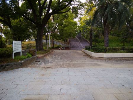 天保山公園の中に入って行く。山頂と三角点があるのは海の近くだったように思う