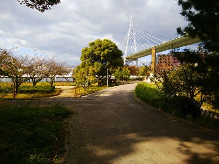 あの橋のほうに向かって歩いていく。記憶だと天保山は橋の下あたりだったっと思う