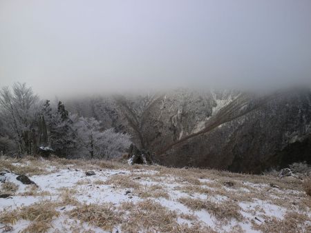 草つきの展望台地からはガスって景色はほぼアウト
