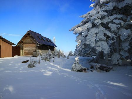 さて、行者還トンネル西口へ下っていく。ここからはトレースもあって歩きやすかった