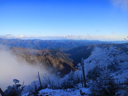 下山中にみた景色。大普賢岳とかそっちのほうも見たかったんだけどガスで見えなかった