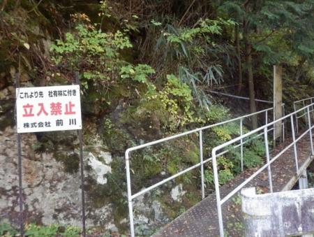 ここを入ってすぐ左へ