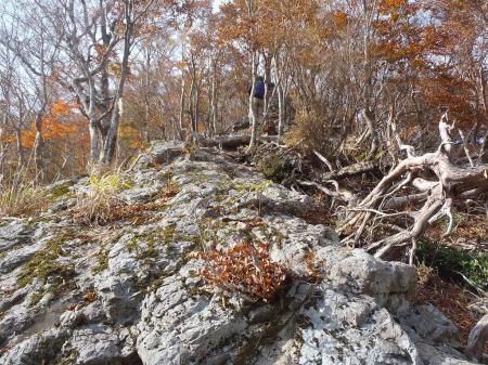 急登な岩場もあり