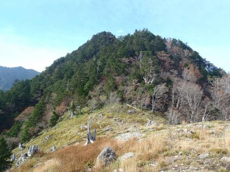 手前が偽ピークで、奥が鉄山