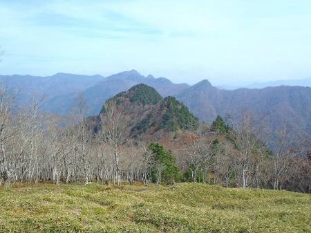 手前が香精山、奥が鉄山。鉄山の形がいい