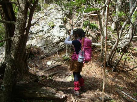 虫だらけだったので虫除けネットをかぶるS嬢