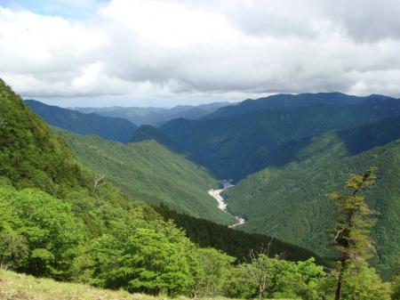 草つきの展望台地より。はげているところが観音峰