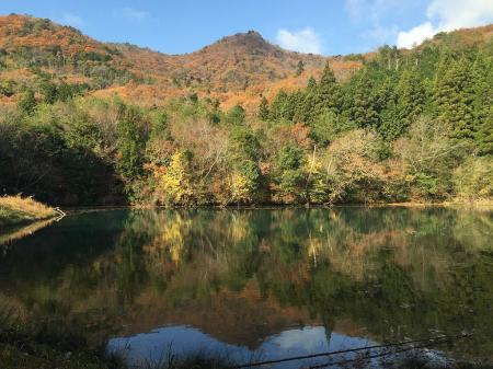 これから登るトンガリ山（丹波槍）。反射して逆さに！