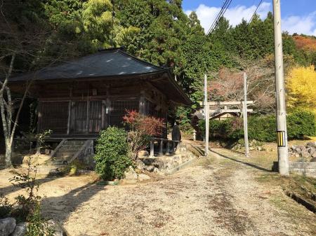 薬師堂。ここから入山