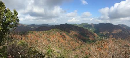 トンガリ山からは北側の展望が開けていて、これから歩く縦走路の尾根が一望できる