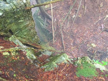 ここでスパッと切れた部分が登場。これを逆に登った記事を見ていたので知ってはいたが、下るとなると滑るしやばい