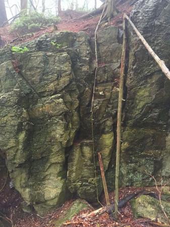 岩の全容がこれ。登るのは簡単そうだが濡れた岩場を下るのはちょっと厳しい