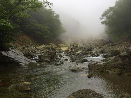 河原小屋に到着。ガスで見えにくいがもはや崩壊が酷くて沢を歩けないので巻き