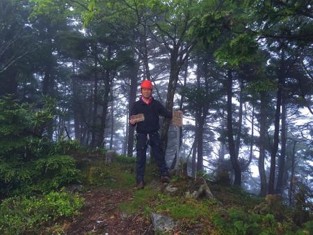 頂仙岳(1717.6m)で記念撮影