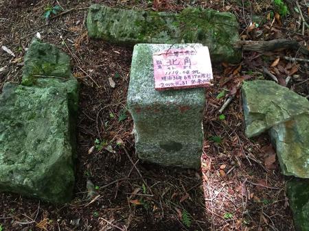 トサカ尾山の三角点。明治36年という表記があった。明治にここに登った人がいたんだな～っと