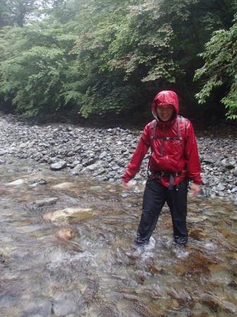 ここから、ゲリラ豪雨にあい、登山好人さんの防水カメラでの撮影。もう全身濡れているので沢も入りながら渡る