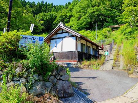 堀越峠の燈明岳駐車場に車を停めてスタートする。綺麗なトイレまで設置されていた