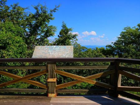 もはや木が育っていて展望はまるでない。もうこのウッドデッキの展望台の意味はないかも。夜景撮影は断念した