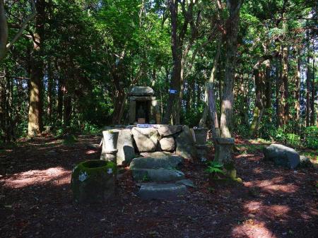 燈明岳山頂に到着。山頂は樹林に囲まれた中にあって石仏が置かれているけど何か祀られているのかな