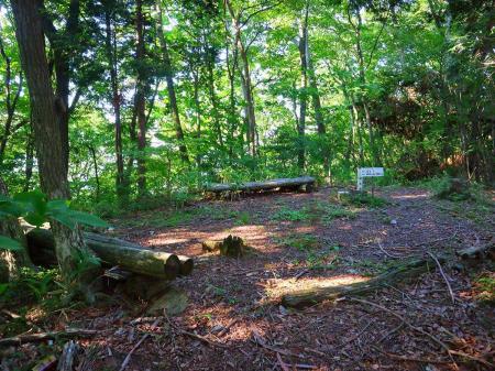 三国山の山頂に到着。ベンチが設置されているけどもう古くて草も生えている。あまり人が来てないのか、手入れもされていない。まあ、何もない山なので人気はないんだろうけどね