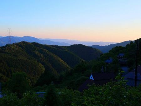 堀越峠の燈明岳駐車場の上あたりからの展望。結局ここが一番展望が良かったかも。この天気なのに夜景撮影できなかったのは残念だったけど仕方ないね