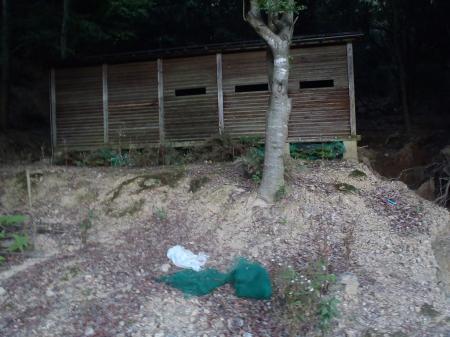 ルート崩壊なので野鳥観察小屋の左側に回りこむ