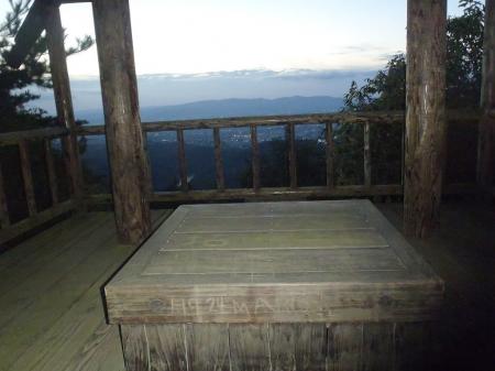 槙尾山展望台内はまったりできるスペース