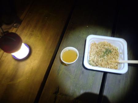 スープになる焼きそばで食事