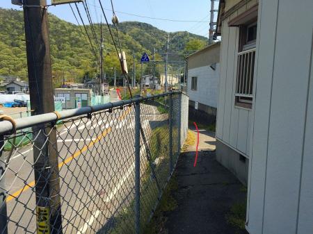 一旦道路をでて向こう側に見えている踏み切を渡って右へ進む