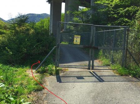 ここ柵は左側からまわりこんで管理道を歩く