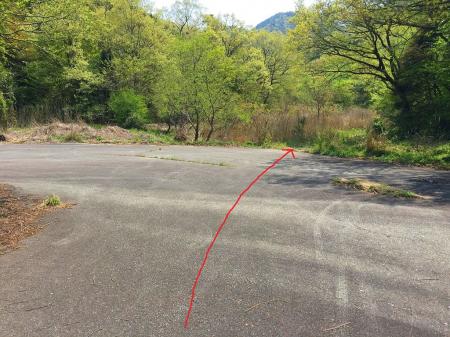 管理道はここまで。ここを直進する