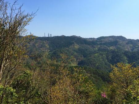 湯槽谷山を登り中に六甲側の展望が少し開けた場所があった。六甲の人工スキー場かな？