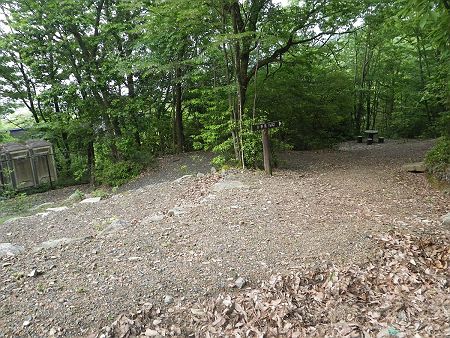 第１キャンプ場に出た。ここを左にいって第２キャンプ場へ向かう