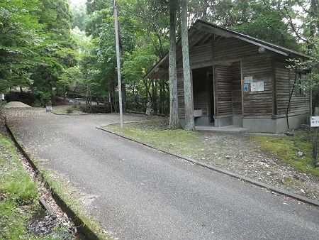 トイレのところに出ると右へ行く