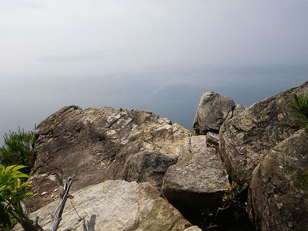 鳶岩に到着。滑落したら完全にアウトだけど、かなり展望が良い