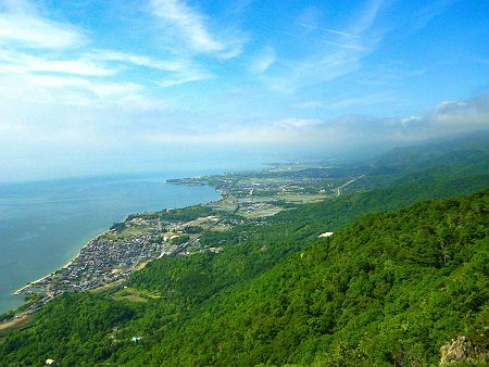 南側は北小松からさらに先まで見えている。霞んでいたので見えなかったけど、本来ならもっと西側も見えていたと思う