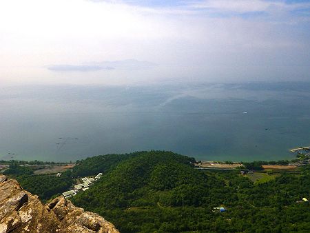 正面は琵琶湖が一望できるけど、その向こう側までは見えなかった。本来なら鈴鹿山脈まで見えると思う