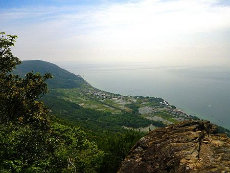 北側の展望はこんな感じだけど、近江高島市内は山の向こう側になる。あの山はリトル比良の岳山かな！？