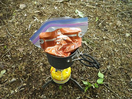 ジップロックにご飯を入れてカレーと一緒に温める。これだとすぐにご飯が温められるし、食べた後のゴミはジップロックに入れればいいので一石二鳥というわけだ