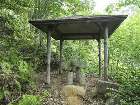 東屋があったんだけど、ここはおそらく滝を見る展望台なのかな！？