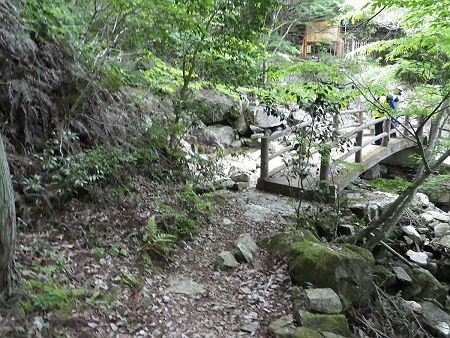 北小松登山口の橋に到着。やっと登山道が終わったと思うと嬉しくなった